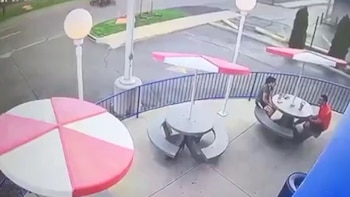 Una pareja estaba sentada afuera