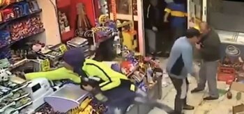 En el medio del saqueo, un hombre intentó robarse la caja registradora. Luego se llevó el dinero que había en la misma