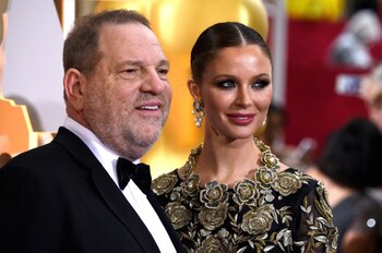 Harvey Weinstein junto a su