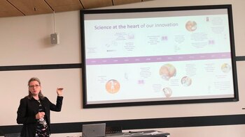 La doctora Victoria Davies enseña