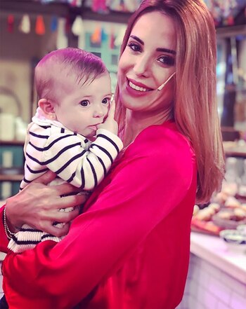 Jésica con Chloé en brazos