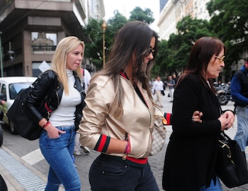 Anabel Fabbro camina detrás de