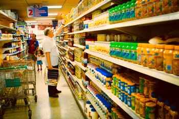 Venezolanos en un supermercado. Allí