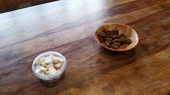 Rúgbraud y trozos de hákarl.