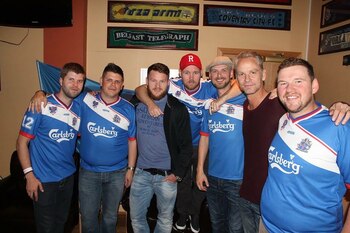 Los hinchas con Aron Gunnarsson,