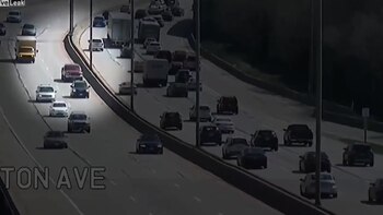 La camioneta tomó la curva