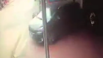 Se puso detrás del vehículo