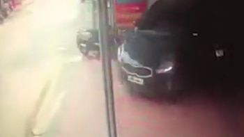 El automovilista lo terminó aplastando