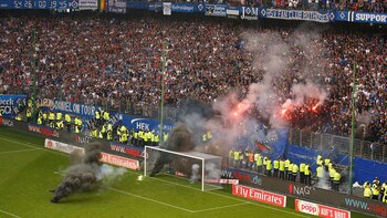 Los hinchas arrojaron bengalas al