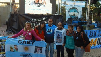 Familiares de los 44 tripulantes,