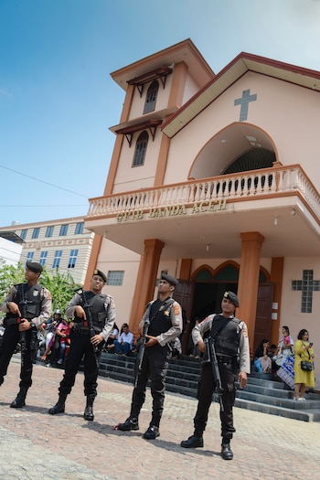 La policía custodia una iglesia