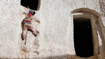 Una niña juega en su