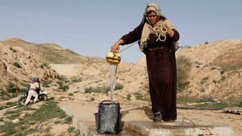 Recolectando agua desde un tanque,