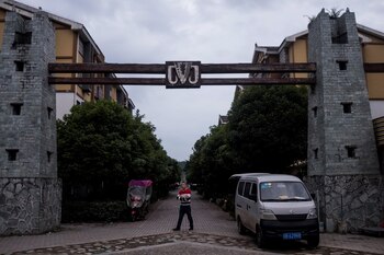 Residentes en la zona reconstruida de