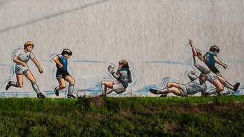 Shilton, humillado, besa el césped.