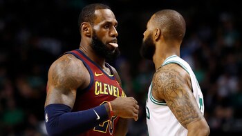 LeBron James aportó 15 puntos