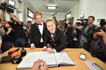 Guido firmando el libro de
