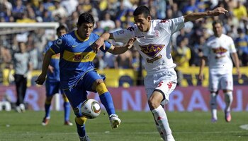 Rodrigo Battaglia jugando contra Boca cuando vestía la camiseta de Huracán