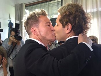 EL beso entre Guido y