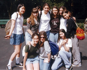 Junto a su grupo de amigas en Disney Land (Grosby)