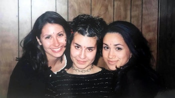 Con sus amigas de la Universidad donde estudió Relaciones Internacionales