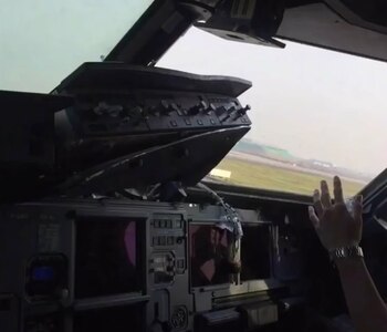 También resultó herida una azafata