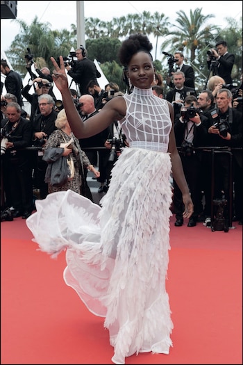 Lupita Nyong’o, en total white, por Dior Couture.