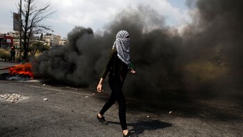 Una mujer palestina protesta cerca