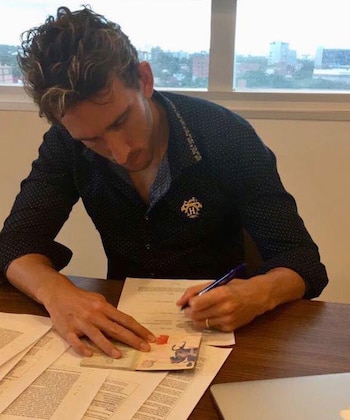 Ignacio Fideleff cuando firmó el