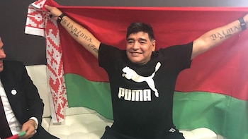 Diego Maradona firmó por tres