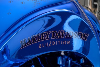 La moto asume un tono