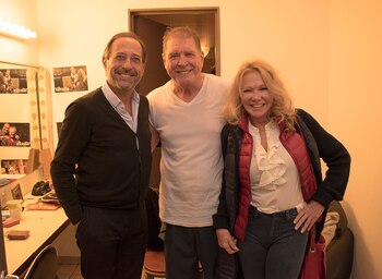 Guillermo Francella y Soledad Silveyra saludan a Arturo Puig después de la función estreno de ‘El vestidor’