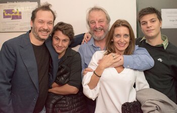 Jorge Marrale rodeado por sus hijos