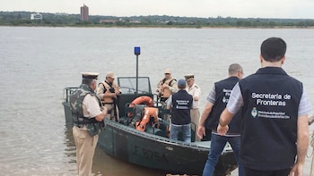 Autoridades argentinas en el paso