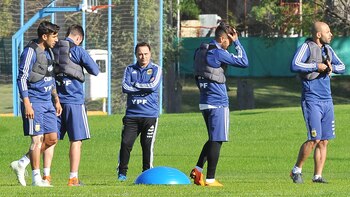 Manuel Lanzini se lesionó tras