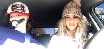 Stefy, junto al muñeco con