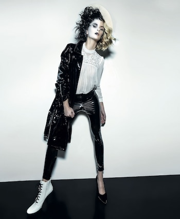 Tapado de vinilo con lazo ($ 7.900, MNG para Falabella), blusa de gasa con pechera bordada ($ 2.990, Wanama), leggings con delantera de vinilo ($ 1.290, Basement para Falabella), borceguí de charol con cierre ($ 3.400, Aldo en Grimoldi) y stiletto de gamuza ($ 1.290, Belsoulye).