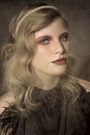 Piel clara, con labios intensos.