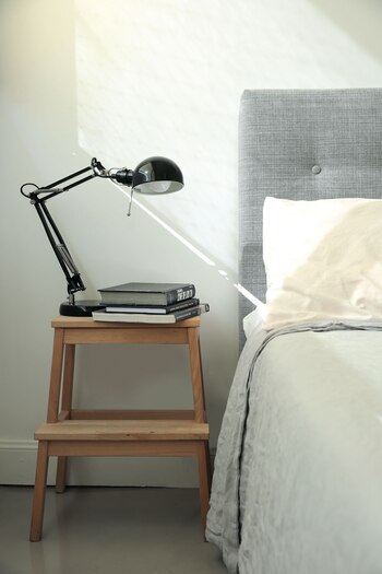 Una escalerita y lámpara de