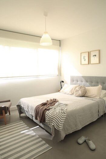 También en paleta neutra, el