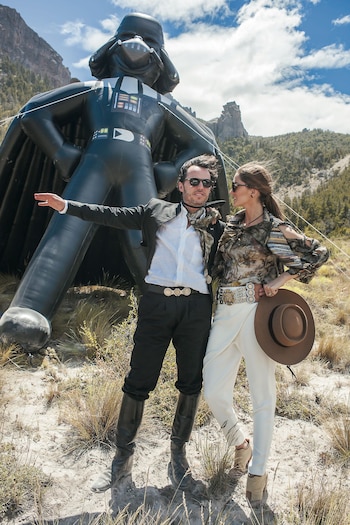 Su marido posó con el personaje