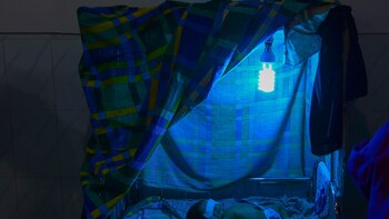 Un bebé, tratado por Médicos