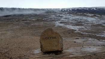 Geysir, el primer géiser descubierto en el mundo, rodeado de varios otros géisers