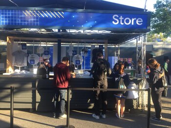 La tienda ofrecía merchandising oficial