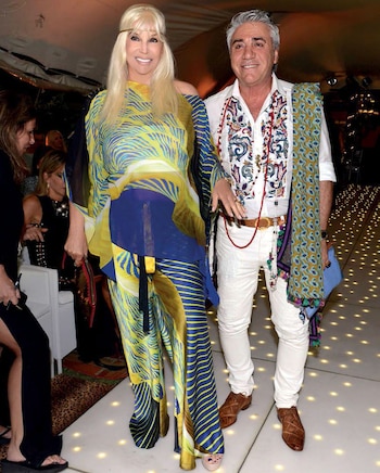 Susana junto al diseñador en