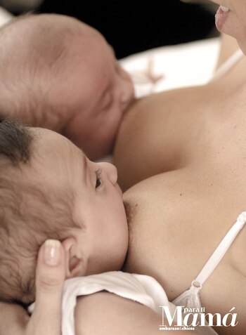 Amamantar a mellizos es un