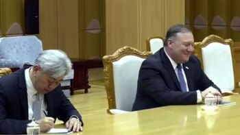 Andrew Kim toma nota durante