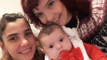 Verónica junto a Lía, que