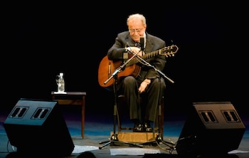El músico brasileño Joao Gilberto saluda a la audiencia en un recital en el Teatro Municipal de Rio de Janeiro, el 24 de agosto de 2008 (AFP/Archivos – ARI VERSIANI)