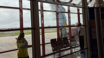 Momento en que, desde el aeropuerto José Martí, se divisaba la explosión del avión